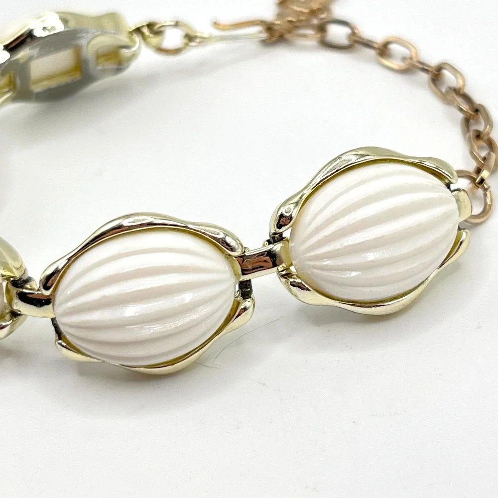 Vintage White Ridge Oval Plastic Cabochon in Gold Tone Frame Link Bracelet 7